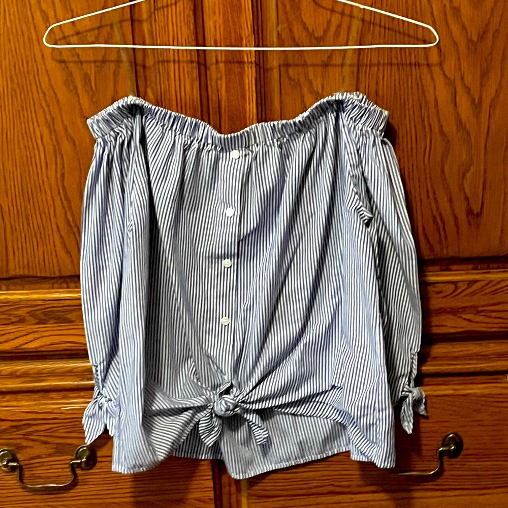 Strapless top, fake buttons, tie at bottom